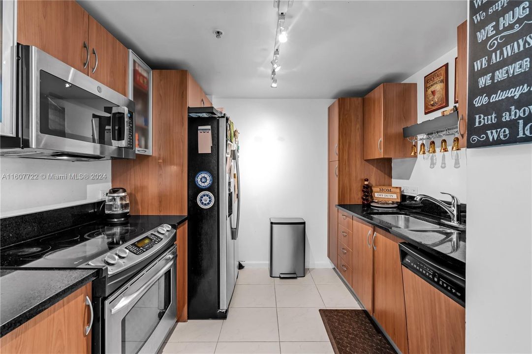 For Sale: $450,000 (2 beds, 2 baths, 1179 Square Feet)