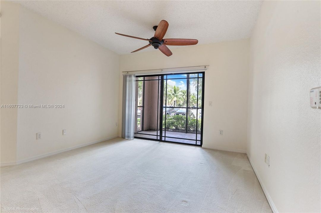 For Sale: $315,000 (2 beds, 1 baths, 987 Square Feet)