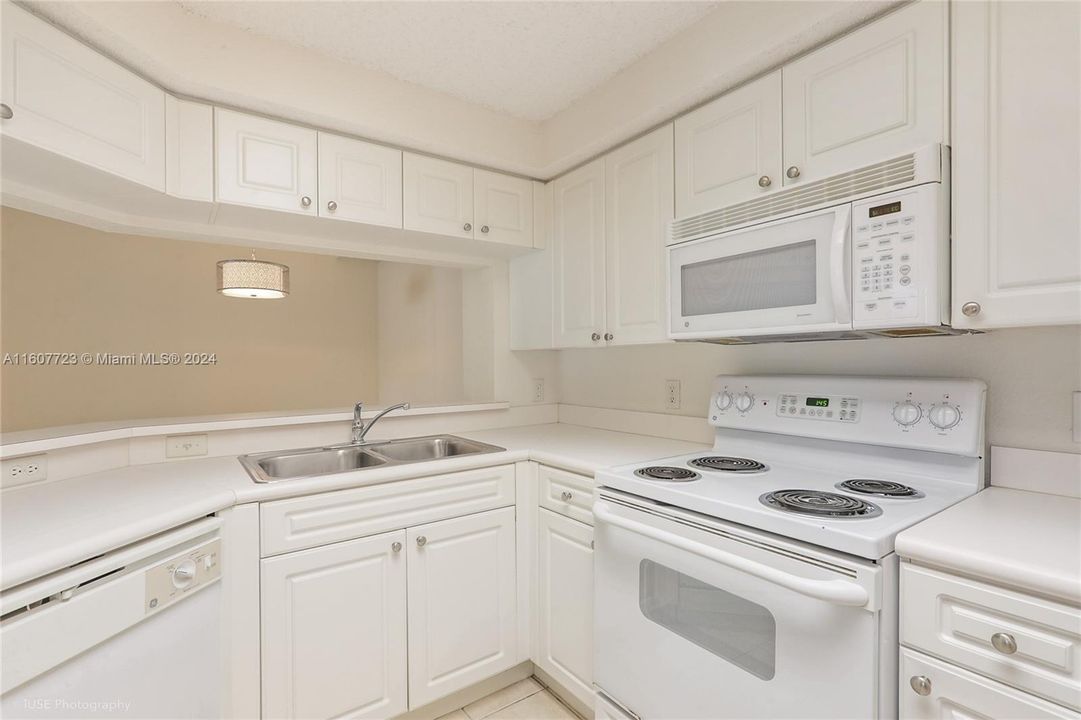 For Sale: $315,000 (2 beds, 1 baths, 987 Square Feet)