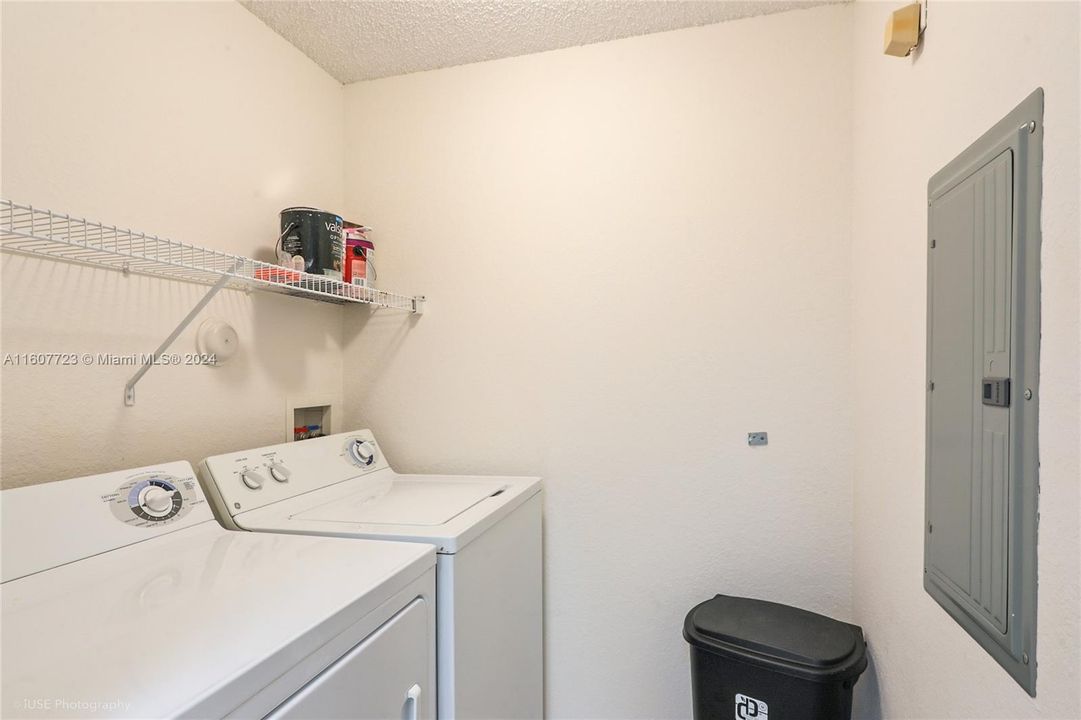 For Sale: $315,000 (2 beds, 1 baths, 987 Square Feet)