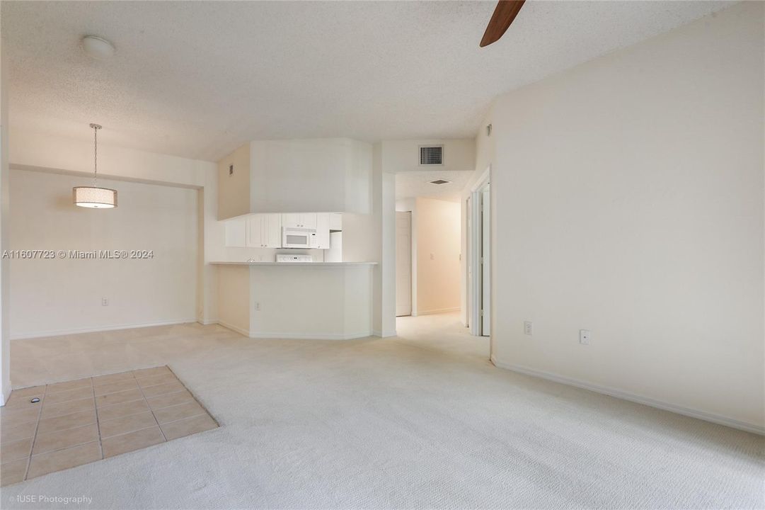 For Sale: $325,000 (2 beds, 1 baths, 987 Square Feet)