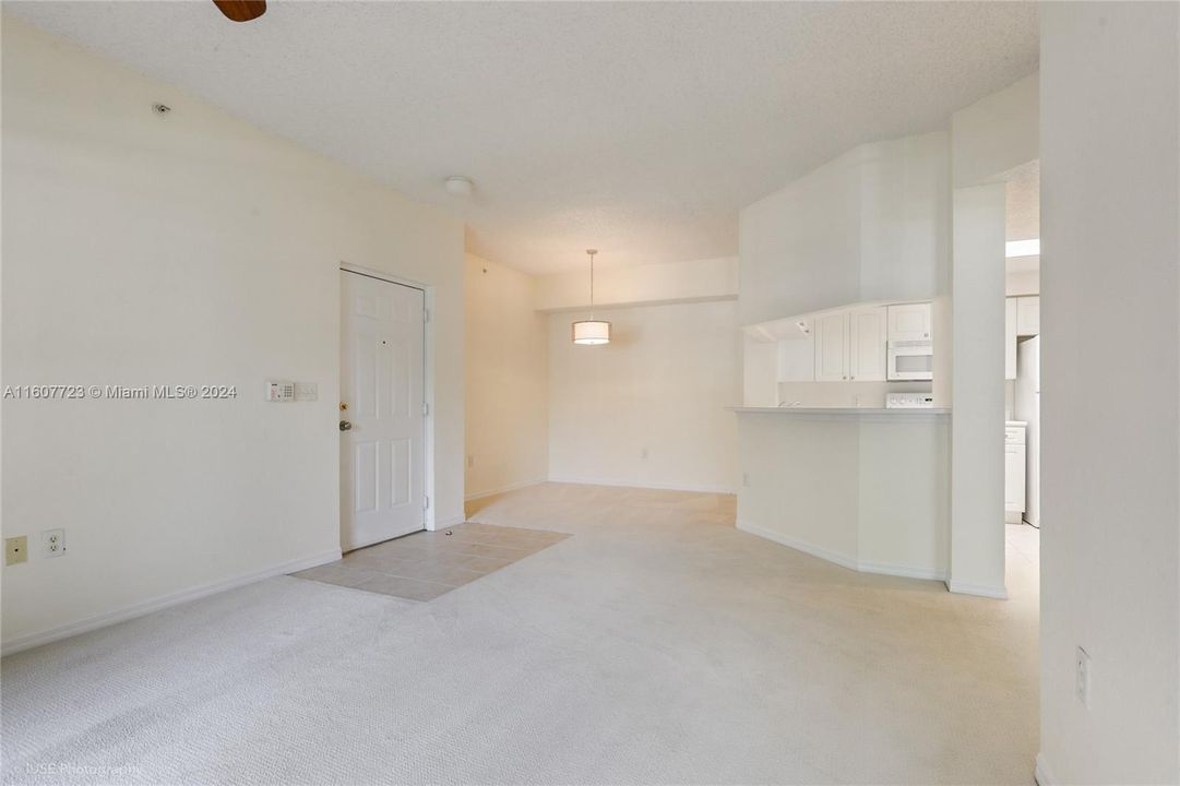 For Sale: $325,000 (2 beds, 1 baths, 987 Square Feet)