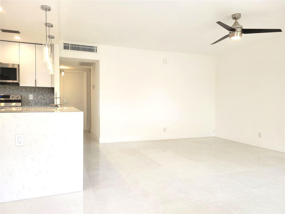 Active With Contract: $182,000 (2 beds, 2 baths, 883 Square Feet)