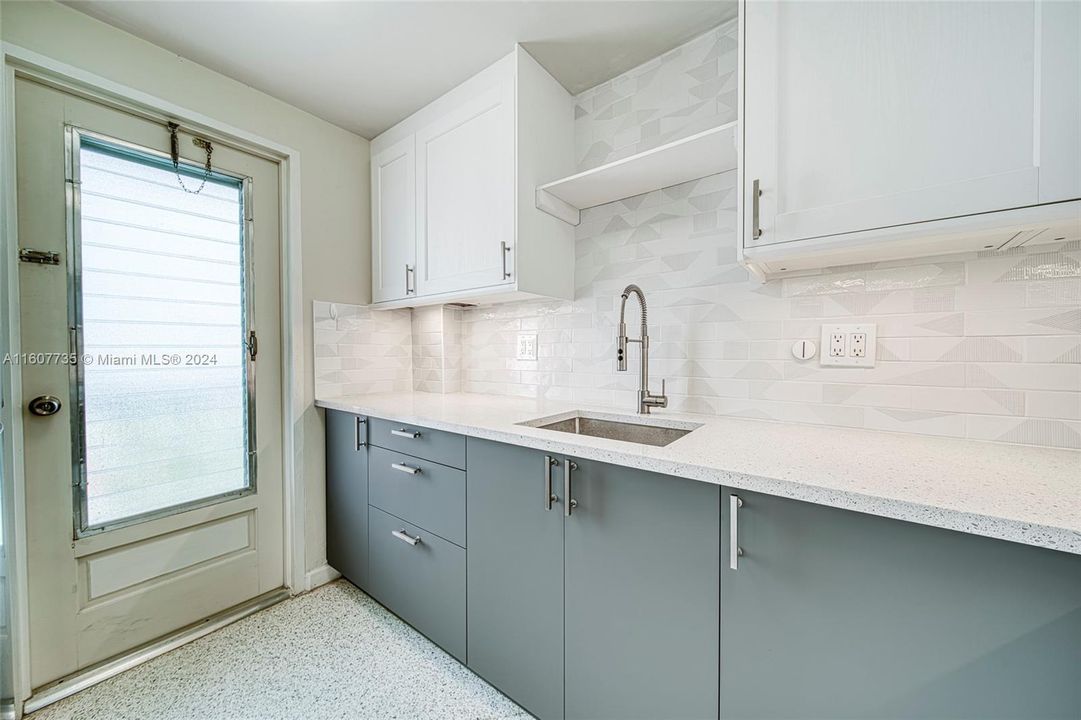 For Sale: $365,000 (1 beds, 1 baths, 929 Square Feet)