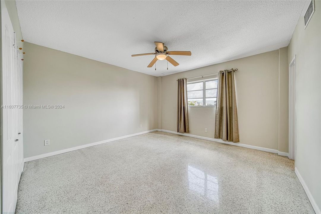 For Sale: $365,000 (1 beds, 1 baths, 929 Square Feet)