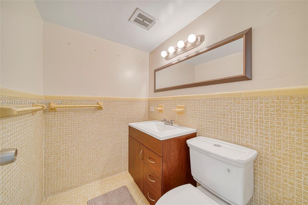 For Sale: $365,000 (1 beds, 1 baths, 929 Square Feet)