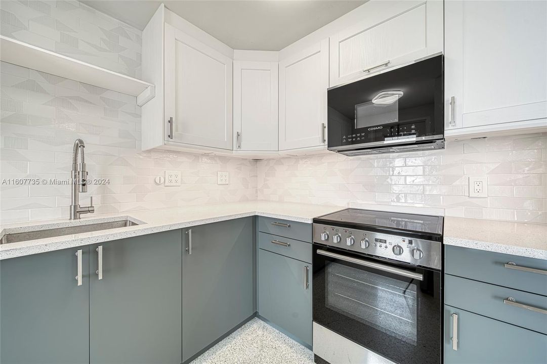 For Sale: $365,000 (1 beds, 1 baths, 929 Square Feet)