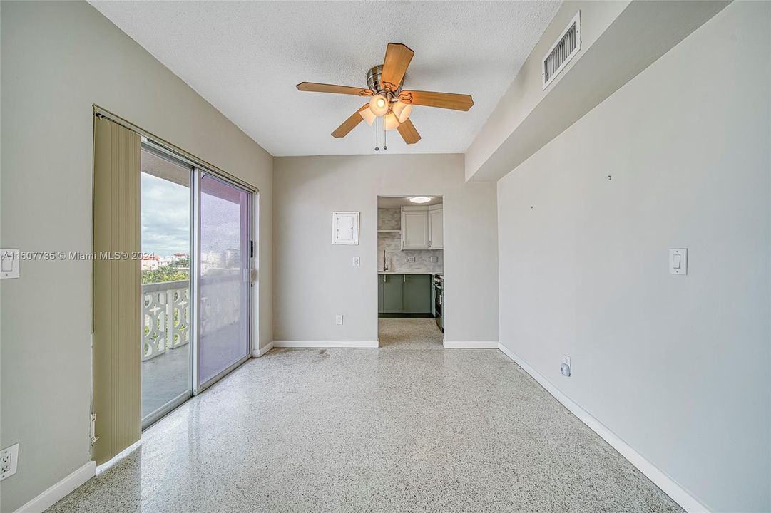 For Sale: $365,000 (1 beds, 1 baths, 929 Square Feet)