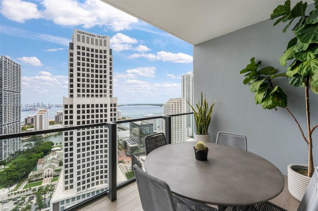 For Sale: $850,000 (1 beds, 1 baths, 879 Square Feet)