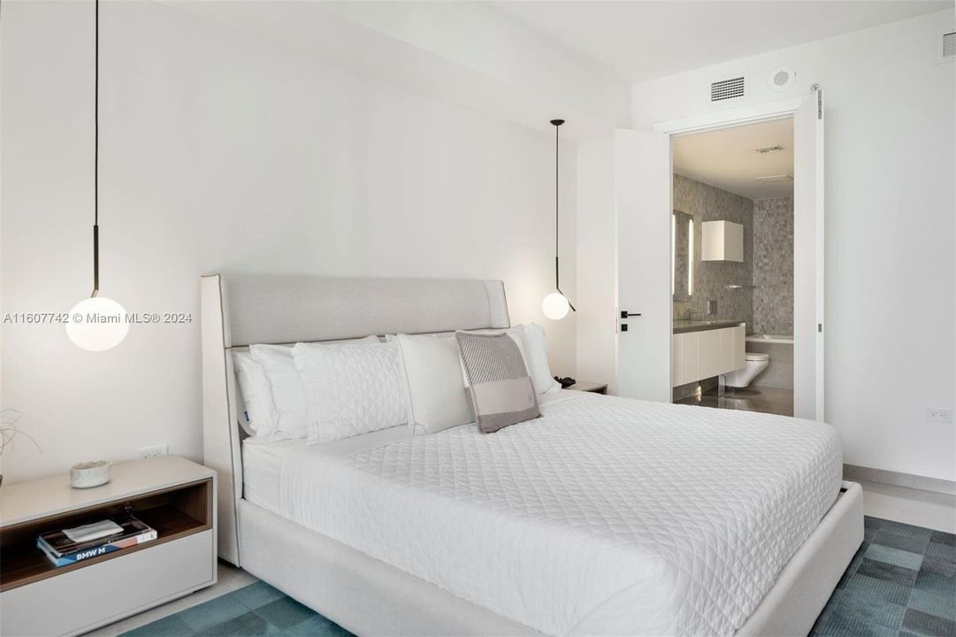 For Sale: $799,500 (1 beds, 1 baths, 879 Square Feet)