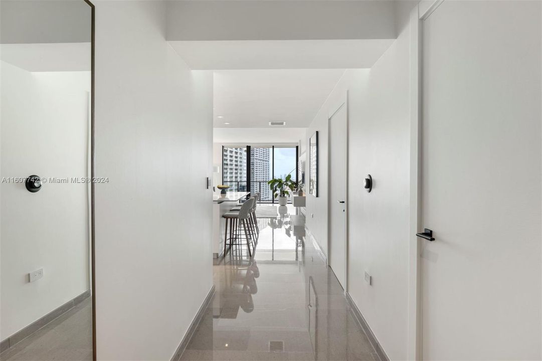 For Sale: $850,000 (1 beds, 1 baths, 879 Square Feet)