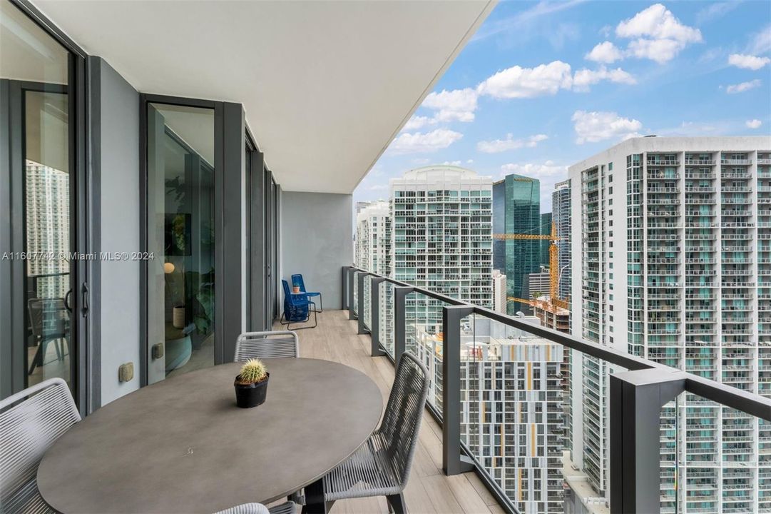 For Sale: $799,500 (1 beds, 1 baths, 879 Square Feet)