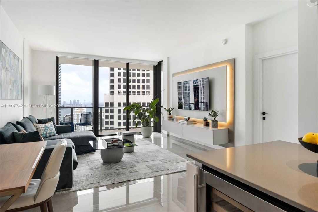 For Sale: $850,000 (1 beds, 1 baths, 879 Square Feet)