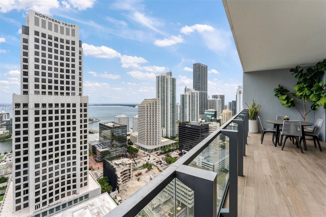 For Sale: $799,500 (1 beds, 1 baths, 879 Square Feet)