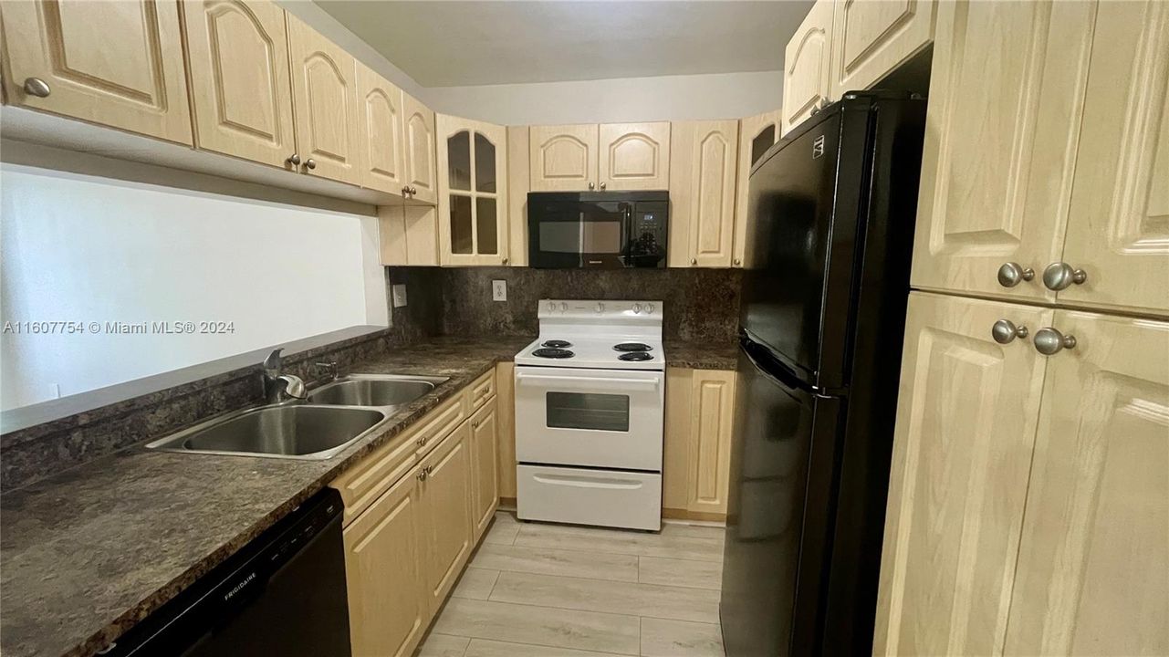 For Rent: $2,750 (3 beds, 2 baths, 1216 Square Feet)