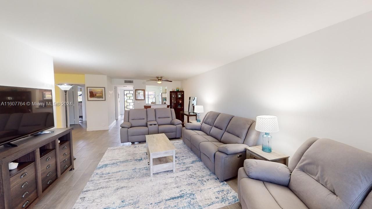 For Sale: $370,000 (2 beds, 2 baths, 1392 Square Feet)