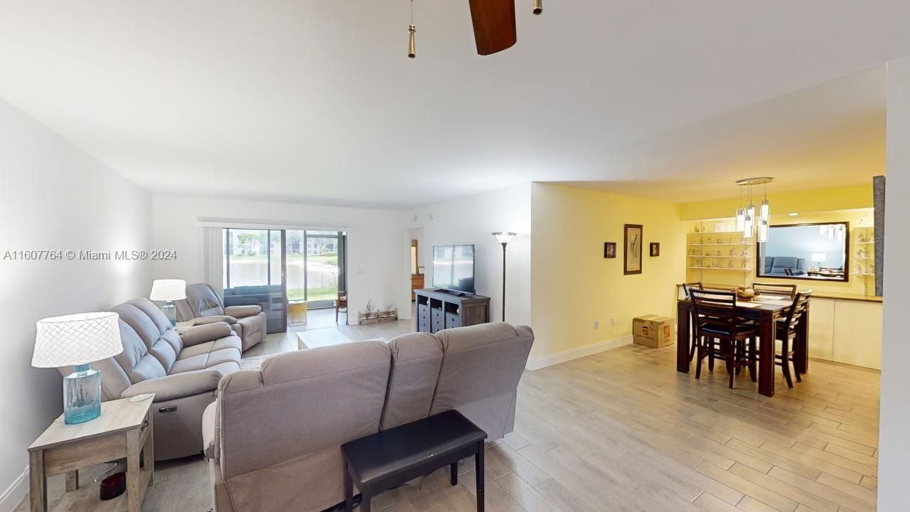 For Sale: $370,000 (2 beds, 2 baths, 1392 Square Feet)