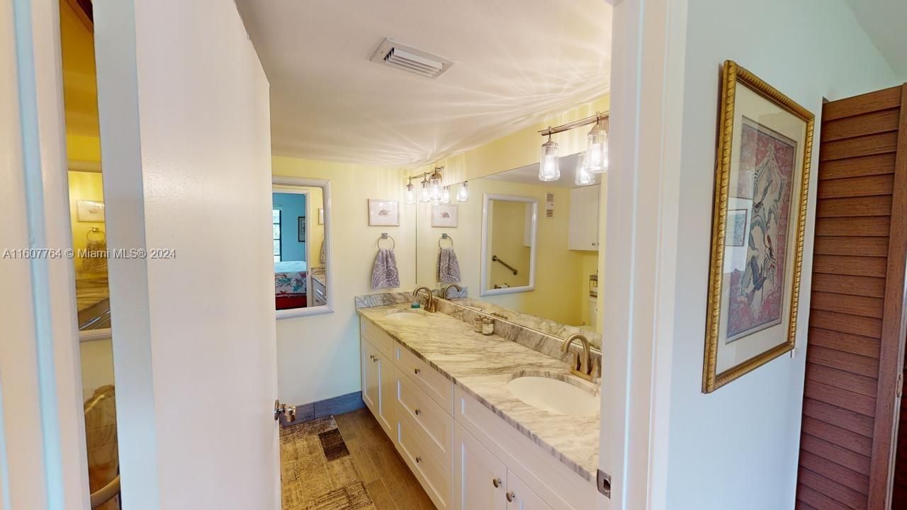 For Sale: $370,000 (2 beds, 2 baths, 1392 Square Feet)