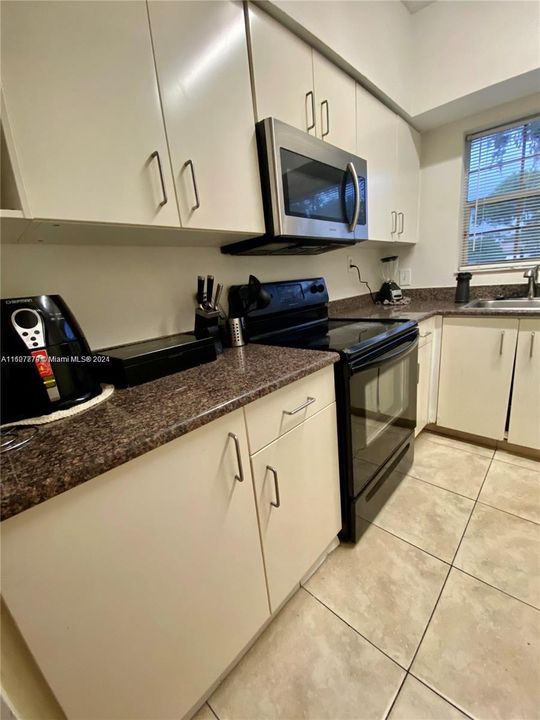 For Rent: $1,990 (2 beds, 2 baths, 807 Square Feet)