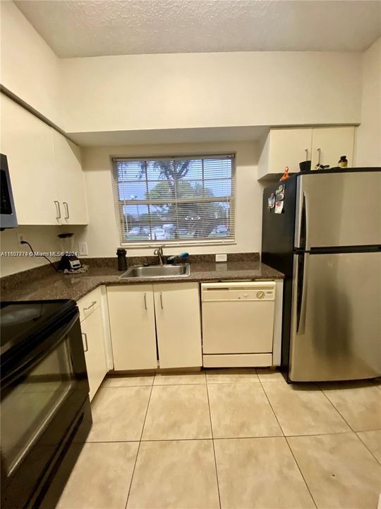 For Rent: $1,990 (2 beds, 2 baths, 807 Square Feet)