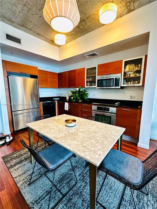 For Rent: $3,500 (1 beds, 1 baths, 735 Square Feet)