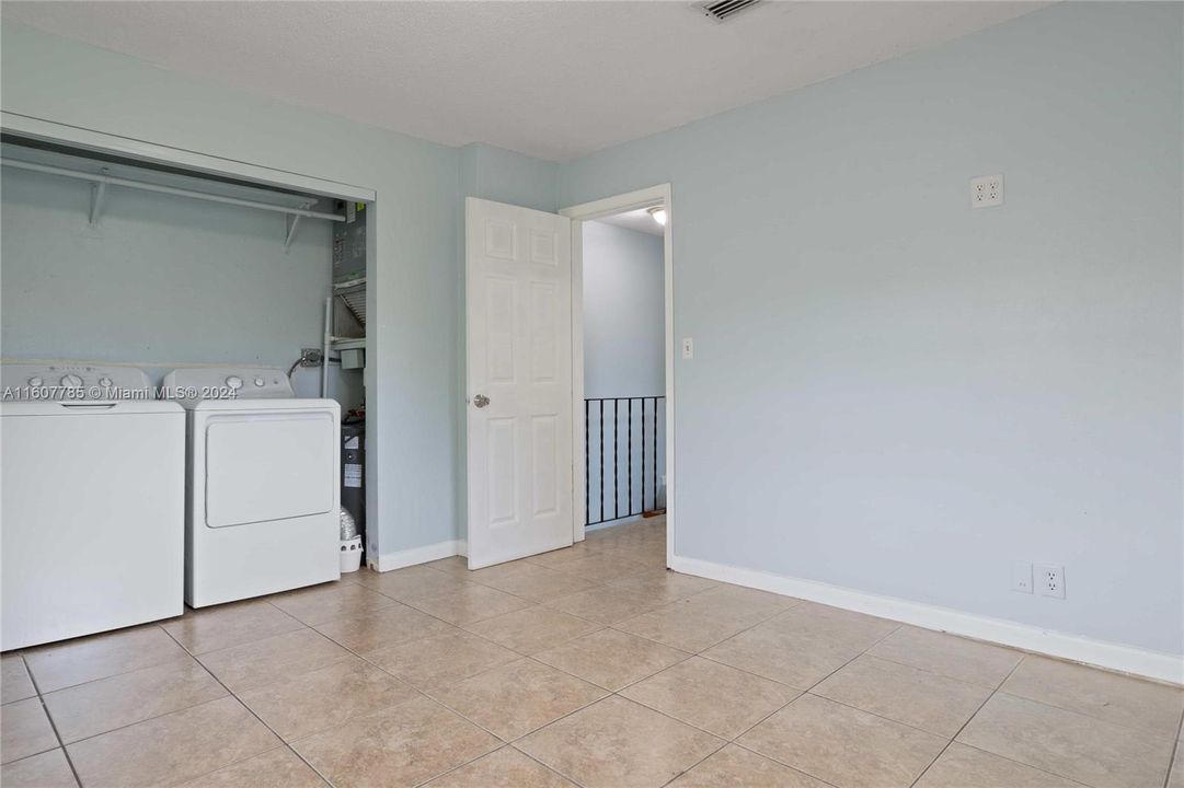 Active With Contract: $1,950 (2 beds, 1 baths, 940 Square Feet)