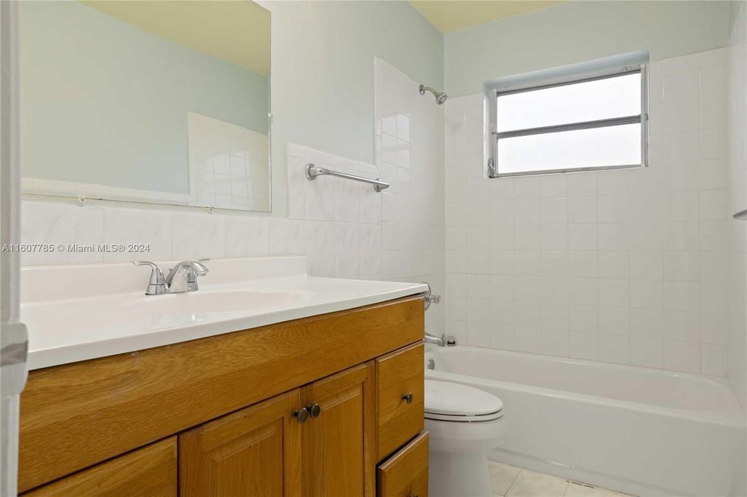 Active With Contract: $1,950 (2 beds, 1 baths, 940 Square Feet)