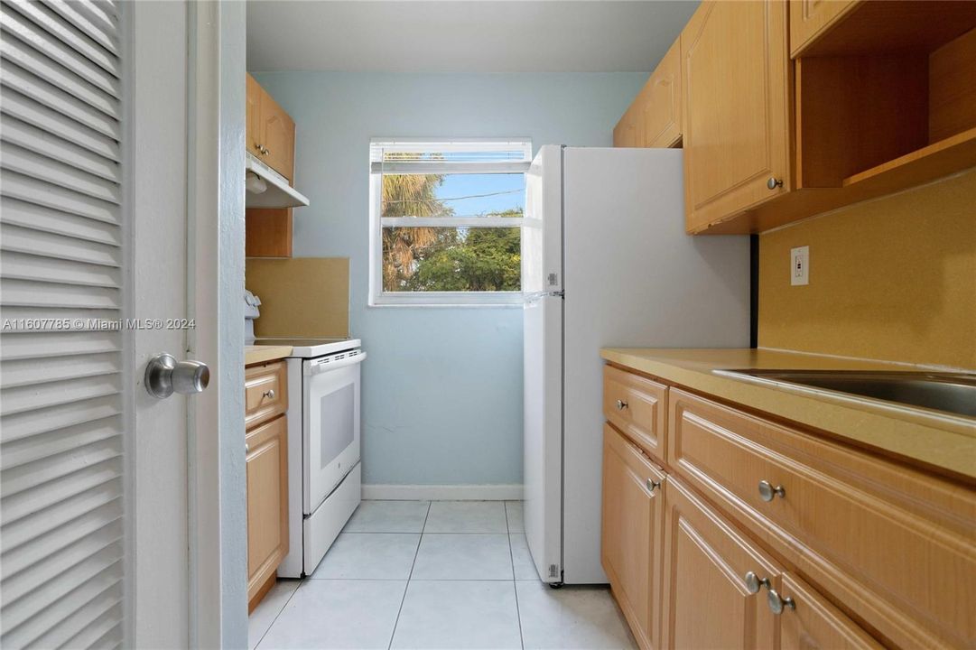 For Rent: $1,950 (2 beds, 1 baths, 940 Square Feet)