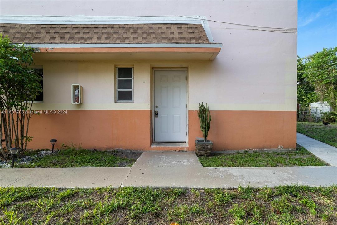 Active With Contract: $1,950 (2 beds, 1 baths, 940 Square Feet)