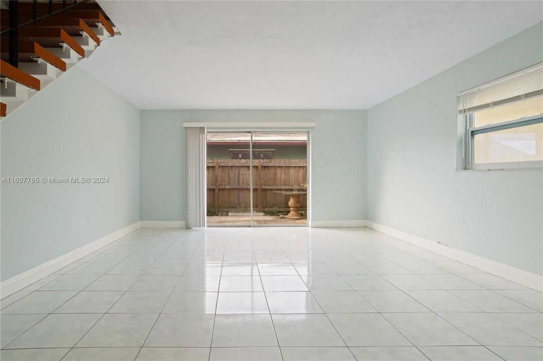 Active With Contract: $1,950 (2 beds, 1 baths, 940 Square Feet)