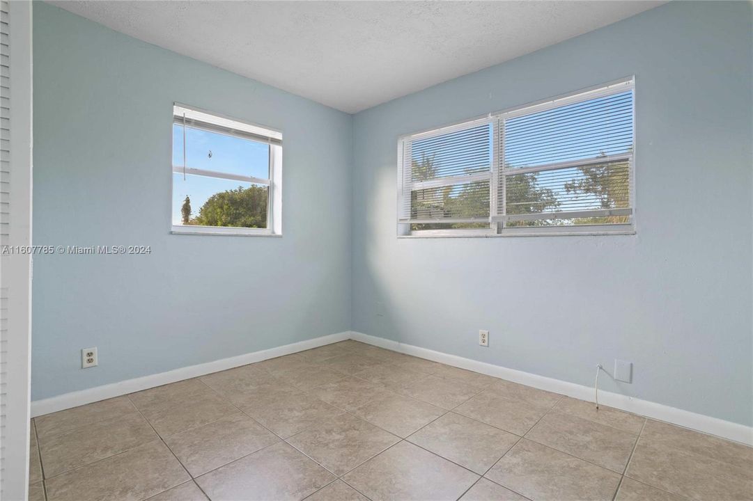 Active With Contract: $1,950 (2 beds, 1 baths, 940 Square Feet)