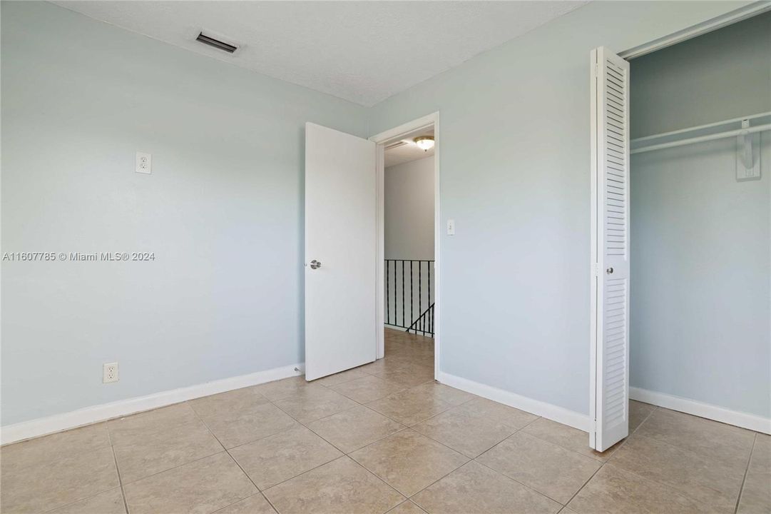 Active With Contract: $1,950 (2 beds, 1 baths, 940 Square Feet)