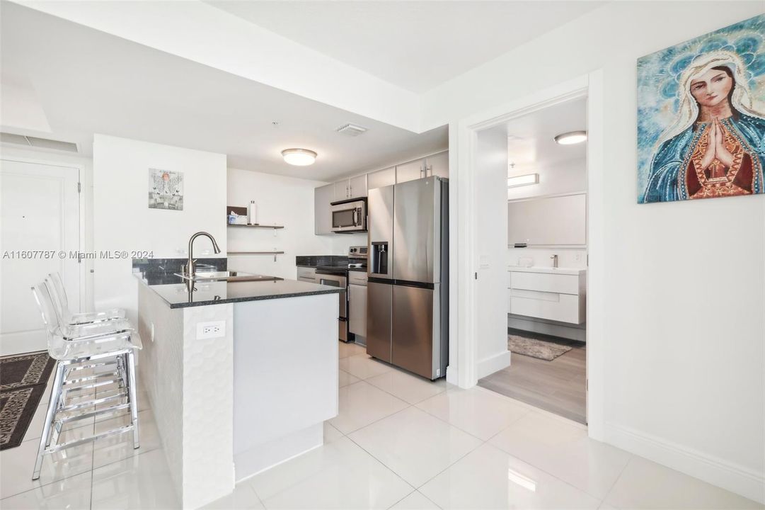 For Sale: $419,000 (2 beds, 2 baths, 948 Square Feet)