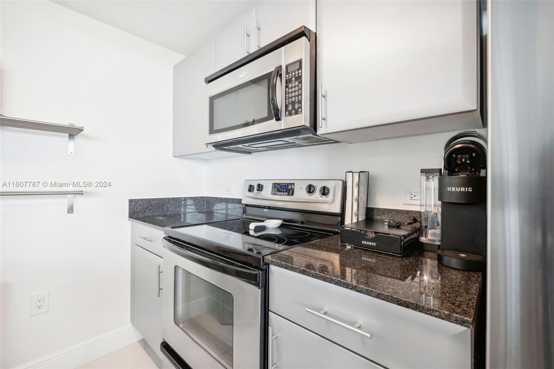 For Sale: $419,000 (2 beds, 2 baths, 948 Square Feet)