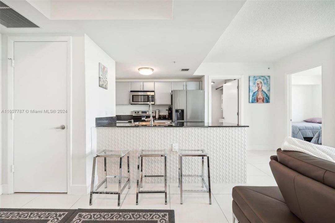 For Sale: $419,000 (2 beds, 2 baths, 948 Square Feet)