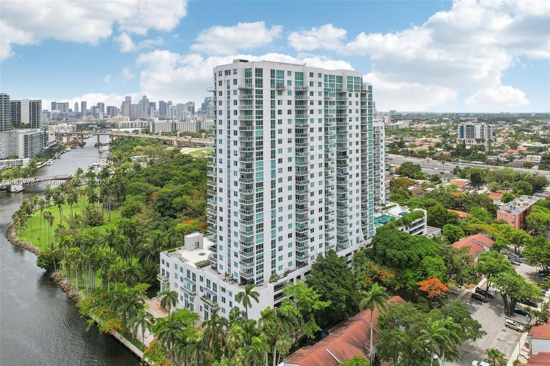 For Sale: $419,000 (2 beds, 2 baths, 948 Square Feet)