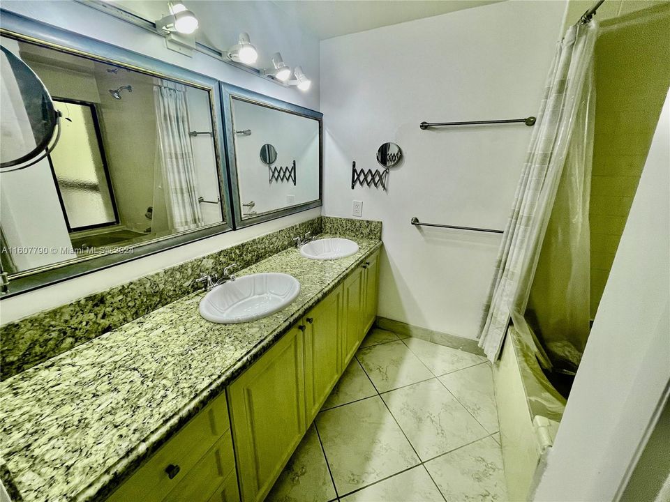 Large Master Bathroom with 2 sinks, Bidet and commode.