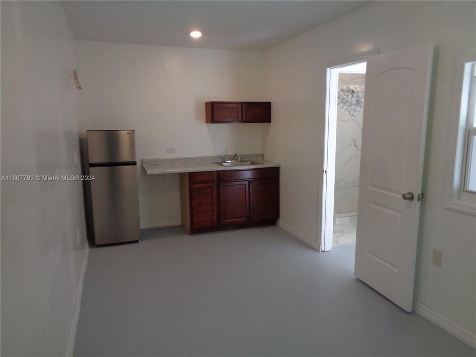 For Rent: $1,375 (1 beds, 1 baths, 1928 Square Feet)