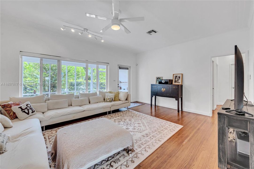 Active With Contract: $1,399,000 (3 beds, 3 baths, 1670 Square Feet)