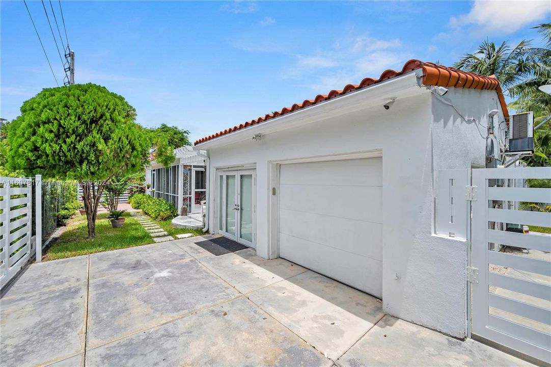 Active With Contract: $1,399,000 (3 beds, 3 baths, 1670 Square Feet)