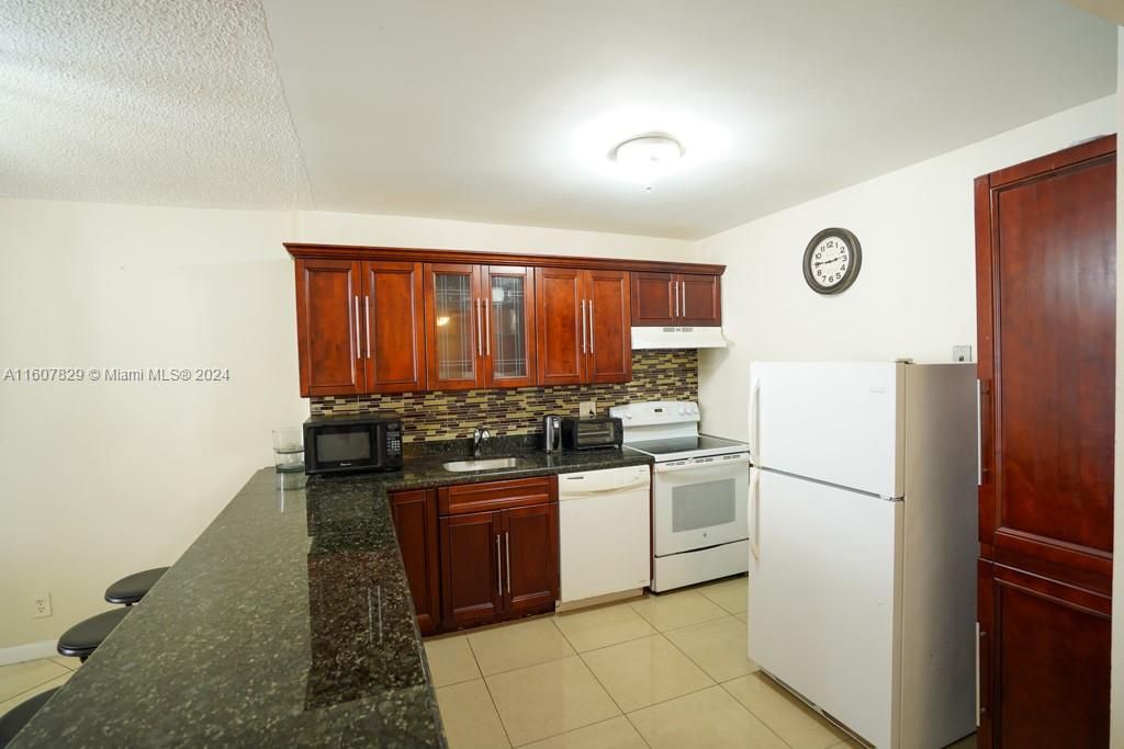 For Rent: $2,100 (1 beds, 1 baths, 780 Square Feet)