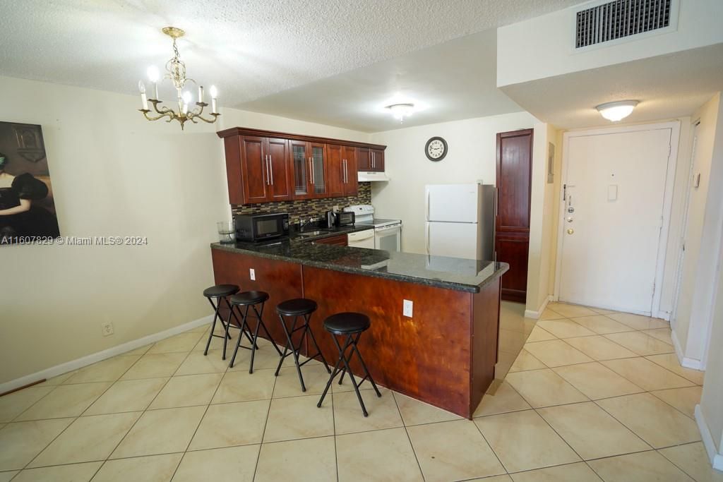 For Rent: $2,100 (1 beds, 1 baths, 780 Square Feet)