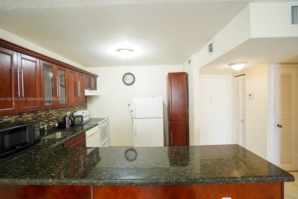 For Rent: $2,100 (1 beds, 1 baths, 780 Square Feet)