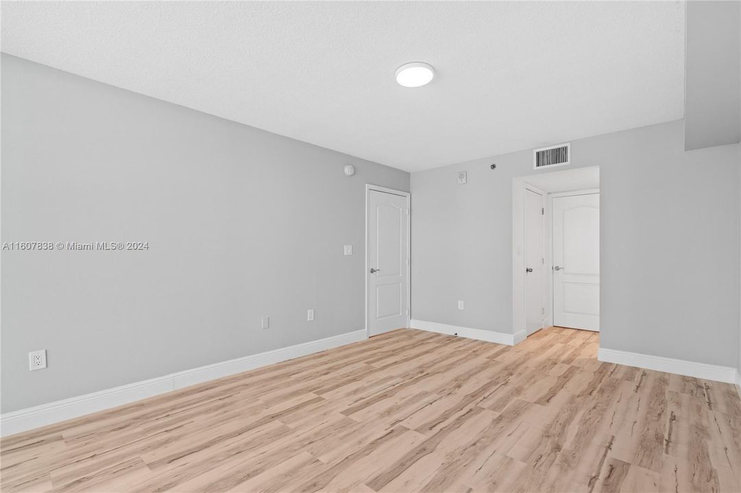 For Sale: $470,000 (1 beds, 1 baths, 825 Square Feet)