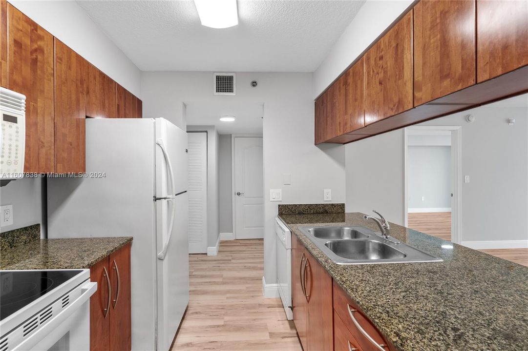 For Sale: $470,000 (1 beds, 1 baths, 825 Square Feet)