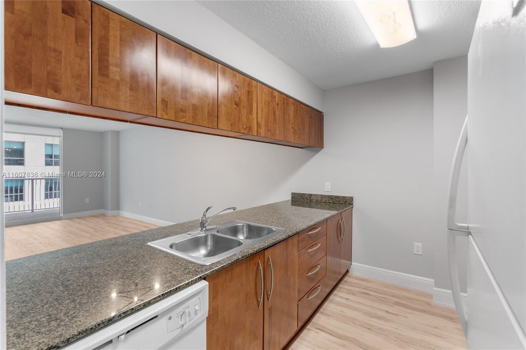 For Sale: $470,000 (1 beds, 1 baths, 825 Square Feet)