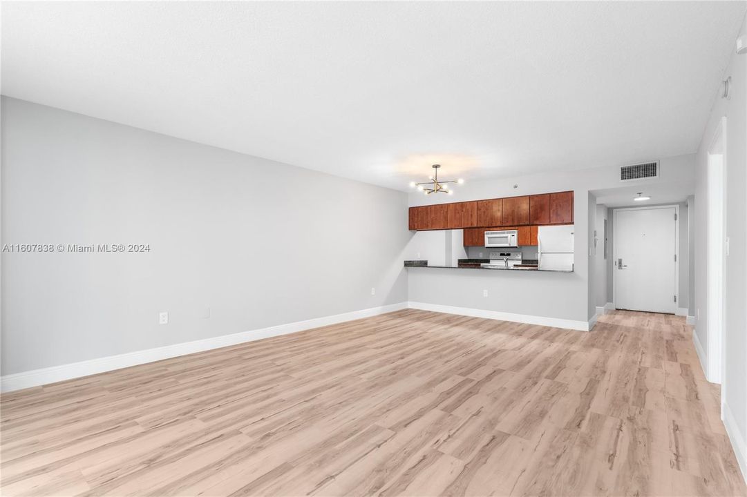 For Sale: $470,000 (1 beds, 1 baths, 825 Square Feet)