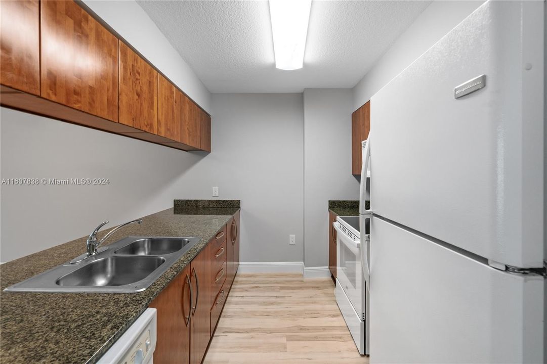 For Sale: $470,000 (1 beds, 1 baths, 825 Square Feet)