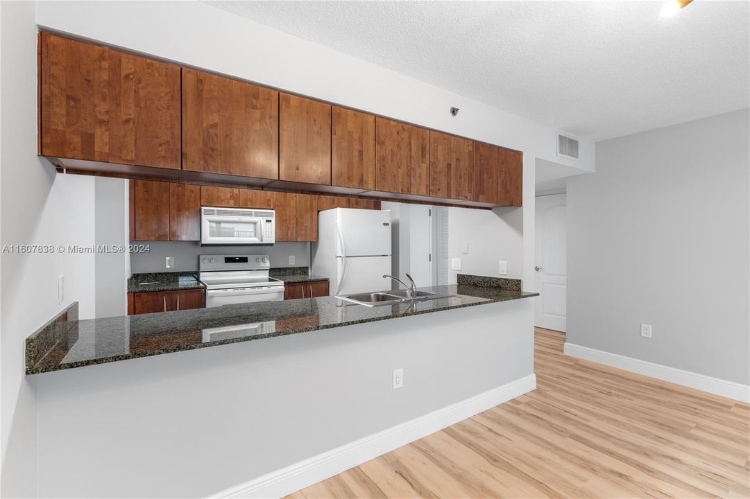 For Sale: $470,000 (1 beds, 1 baths, 825 Square Feet)