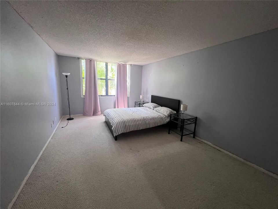 For Rent: $2,450 (1 beds, 1 baths, 918 Square Feet)